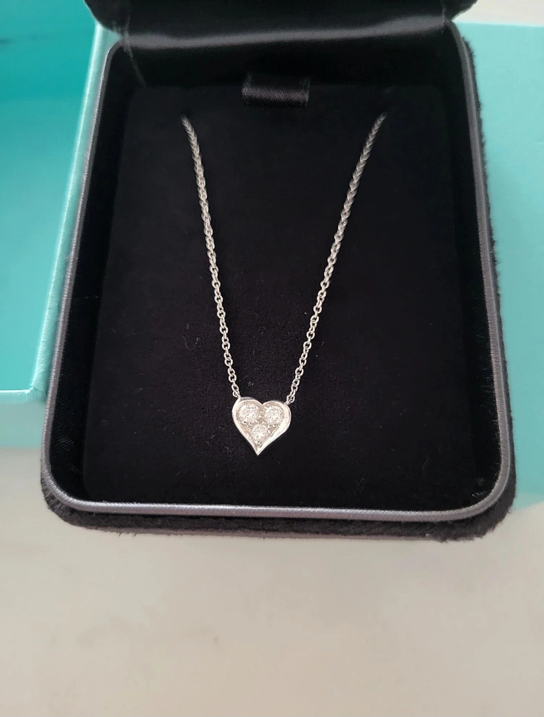 Authentic Tiffany & Co. Hearts Diamond Necklace in Platinum - photo 2