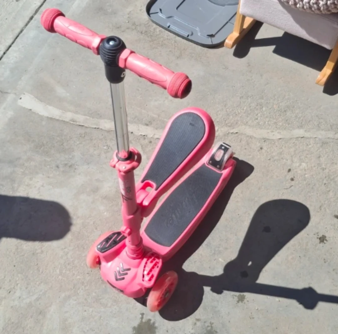 Hurtle Light Up 3 Wheel Scooter