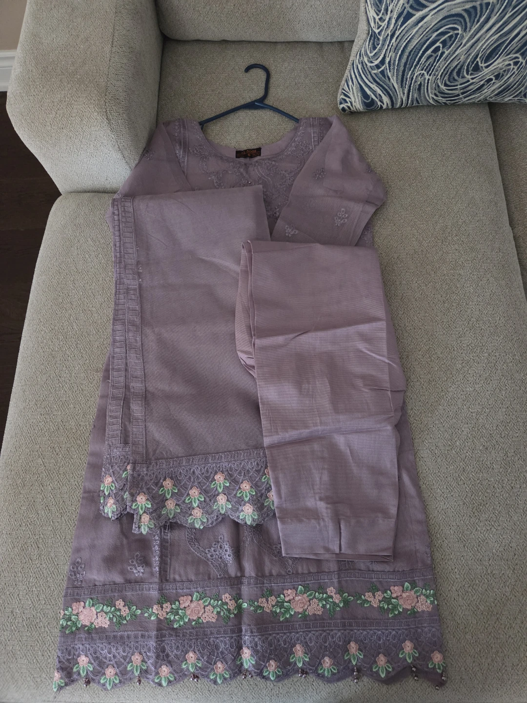Lilac embroidered  set - photo 4