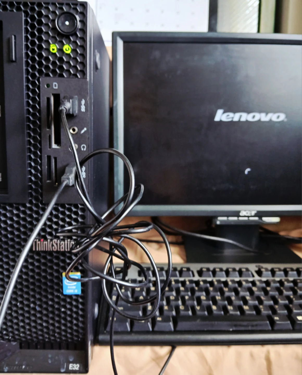 Lenovo ThinkCentre E32 Desk Top Computer in good condition - photo 2