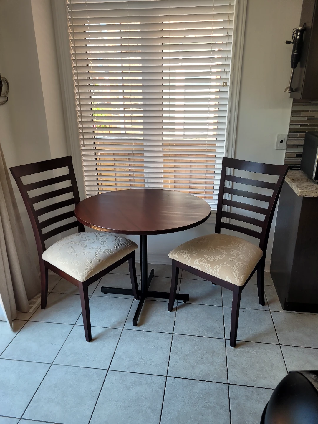 Small table and chairs - photo 3