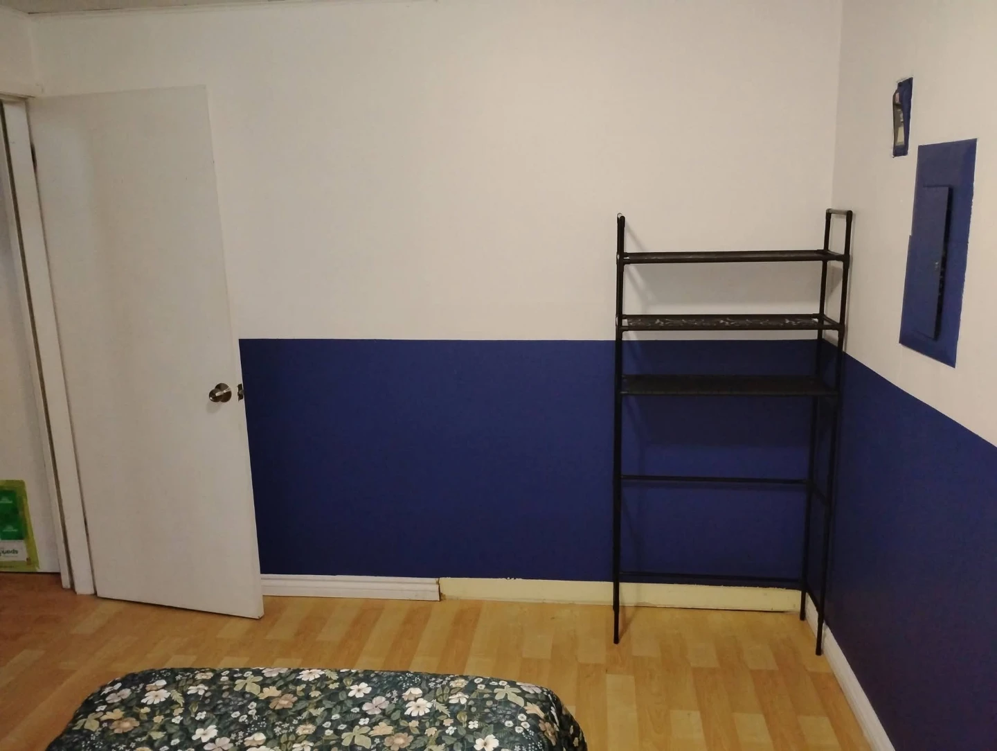 Room for rent available immediately - photo 2