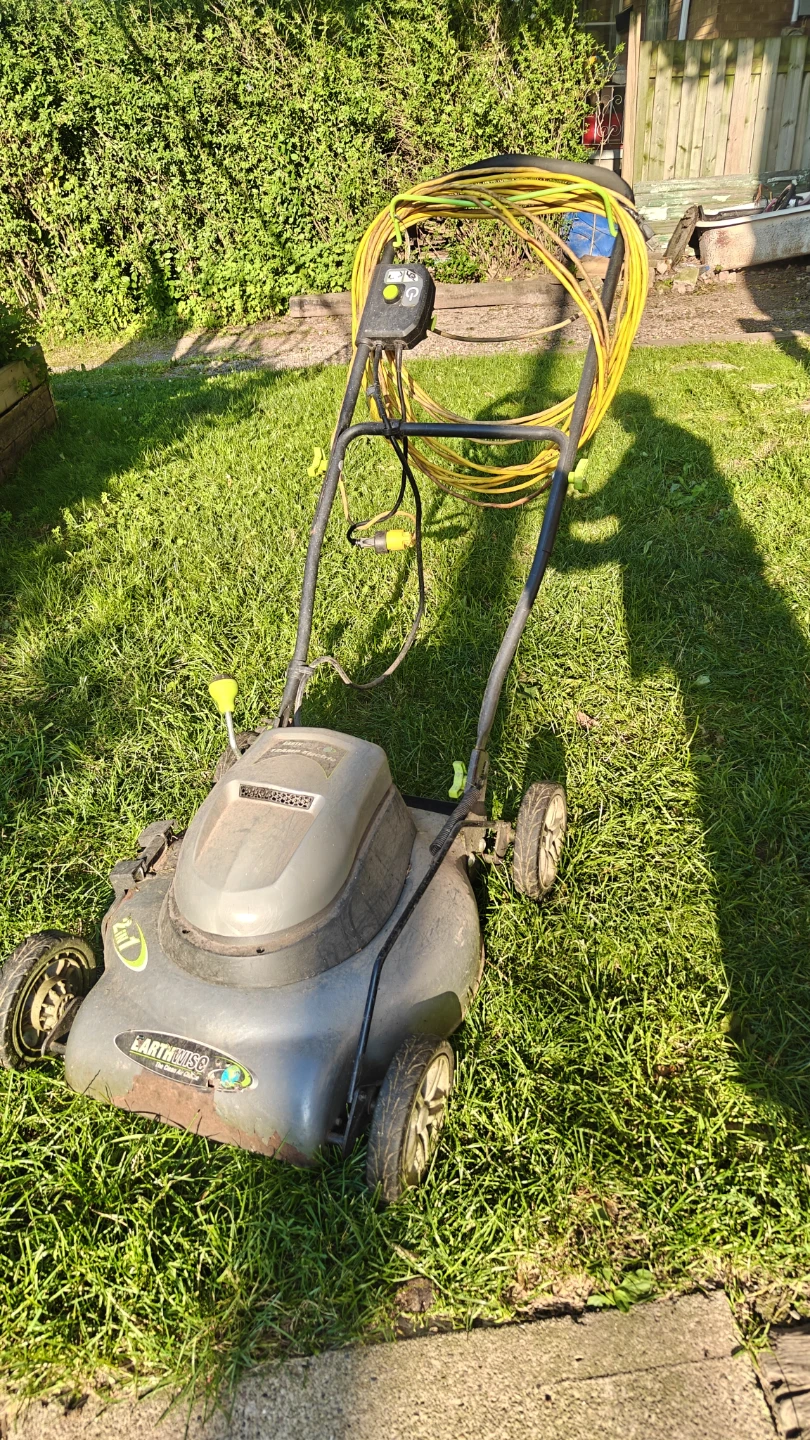 Small electric lawnmower - photo 4
