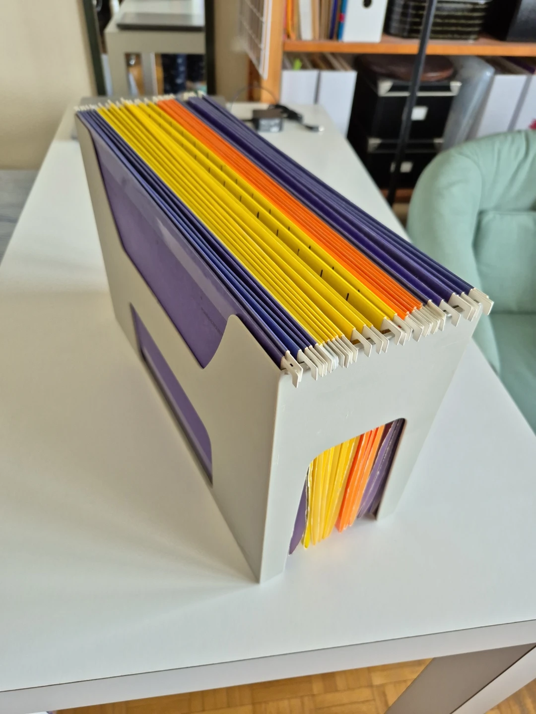 Desktop Hanging file holder/organizer + 16 files/folders