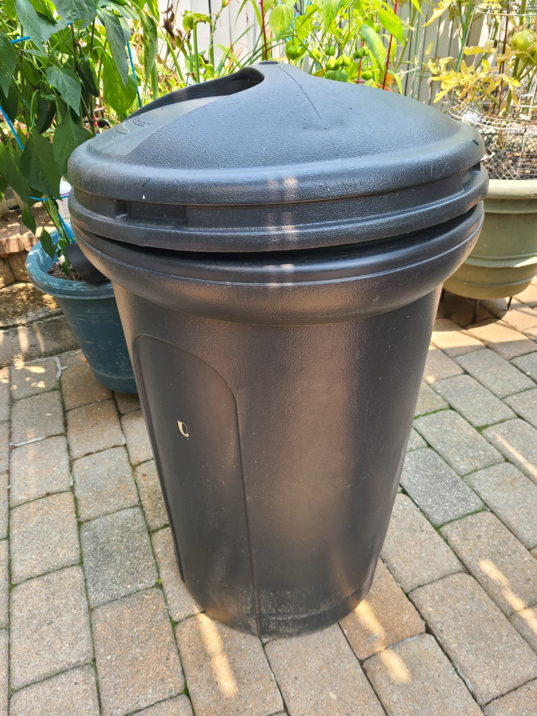 32 gal Black Outdoor Trash Can with Lid