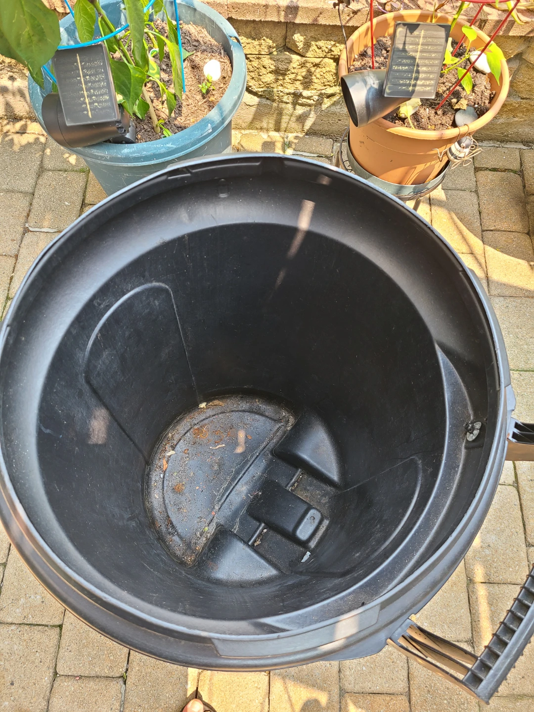 32 gal Black Outdoor Trash Can with Lid - photo 4