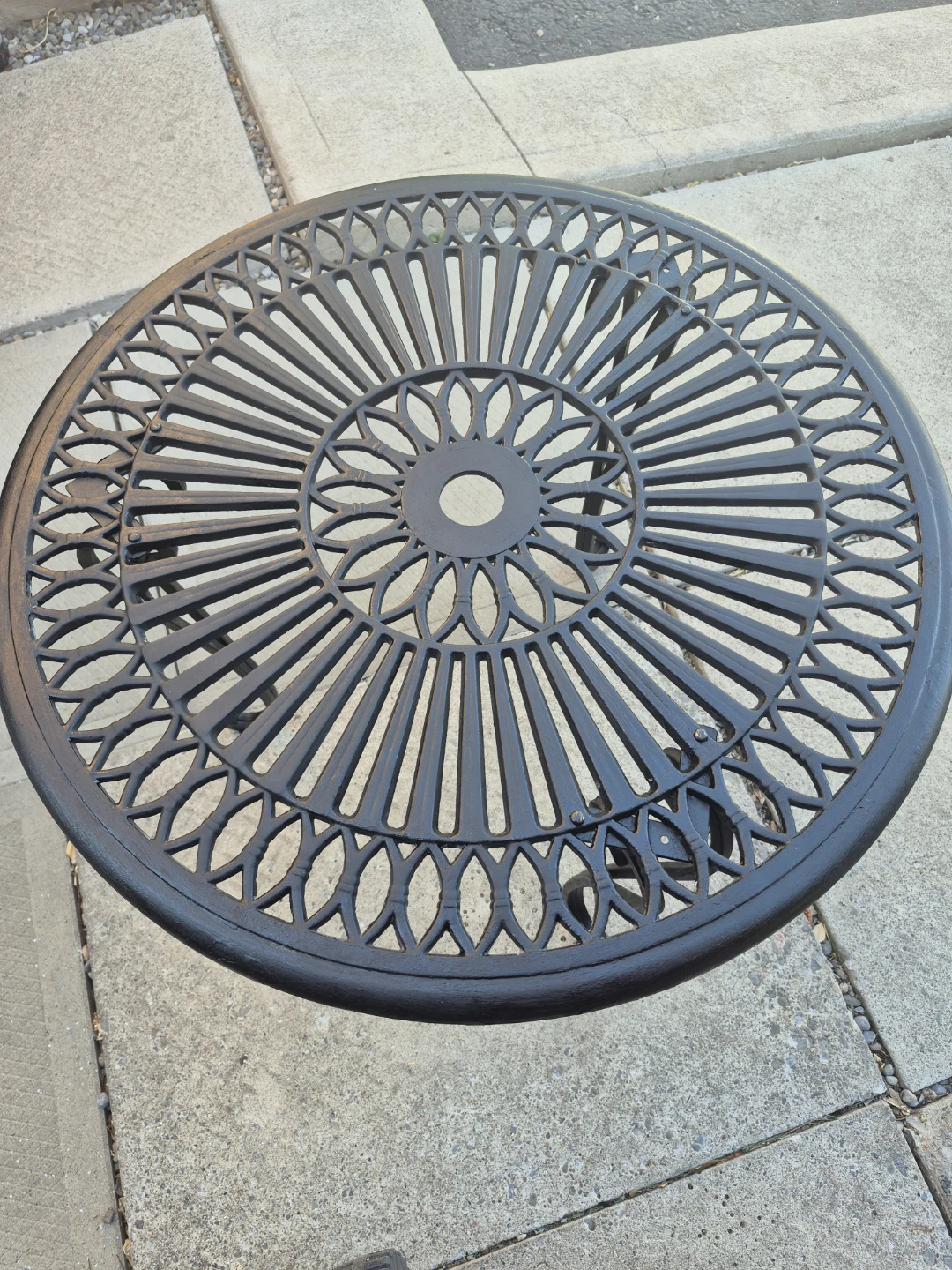 Beautiful Black Metal Round Outdoor Table - like *NEW*