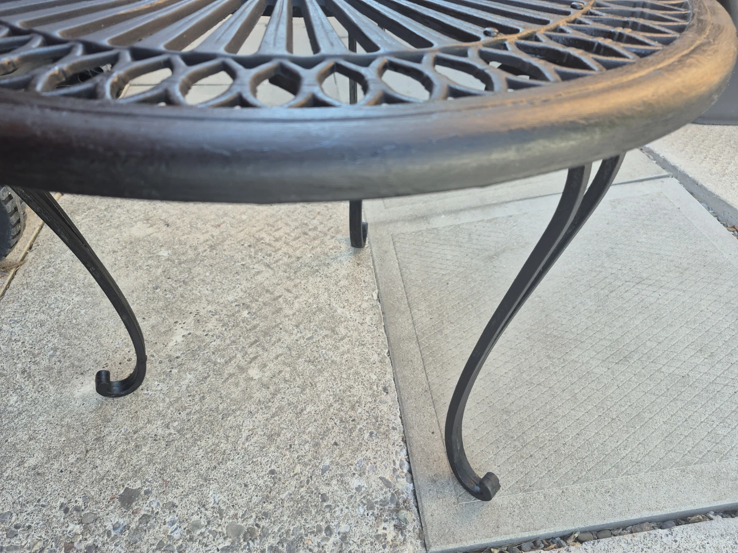 Beautiful Black Metal Round Outdoor Table - like *NEW* - photo 4