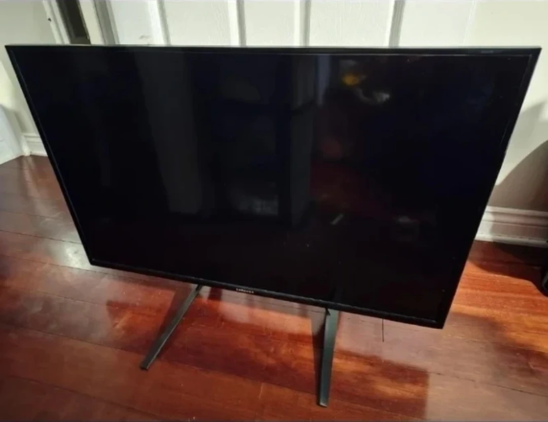 Samsung Flat Screen  Not-Smart TV 32"