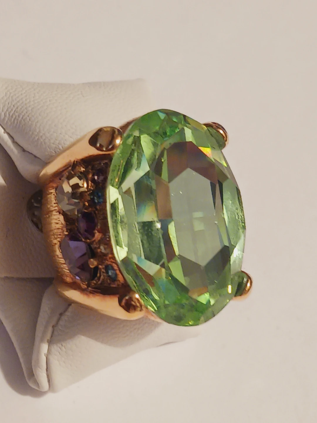 Massive Oversized Green Gemstone Ring Gold Tone.  7.5/8 - photo 4