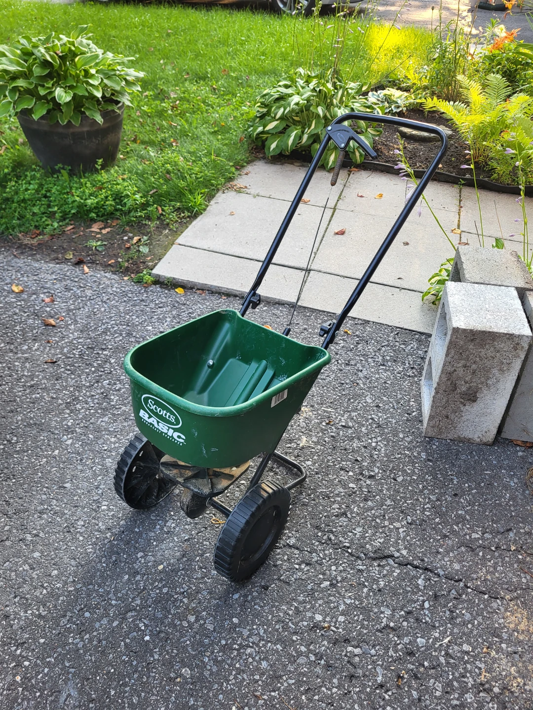 Scotts Basic Broadcast Seed Spreader Tool