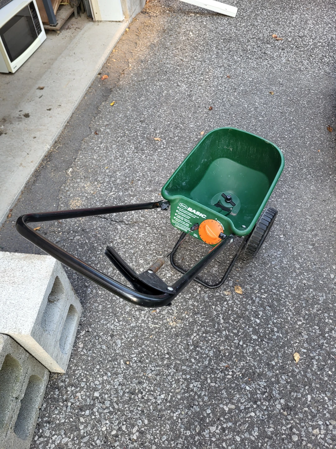Scotts Basic Broadcast Seed Spreader Tool - photo 3