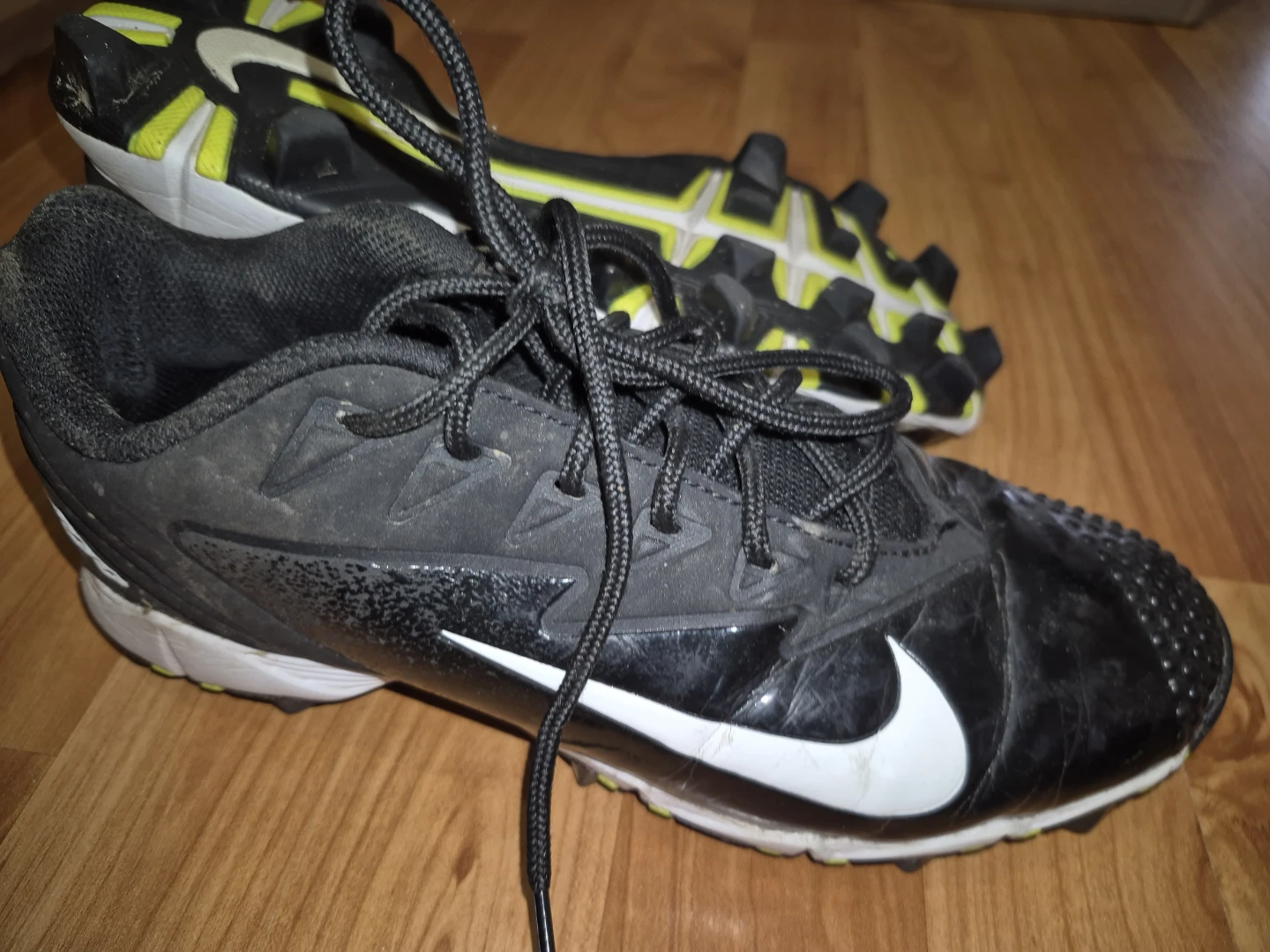 Youth Size 6 Baseball Shoes
