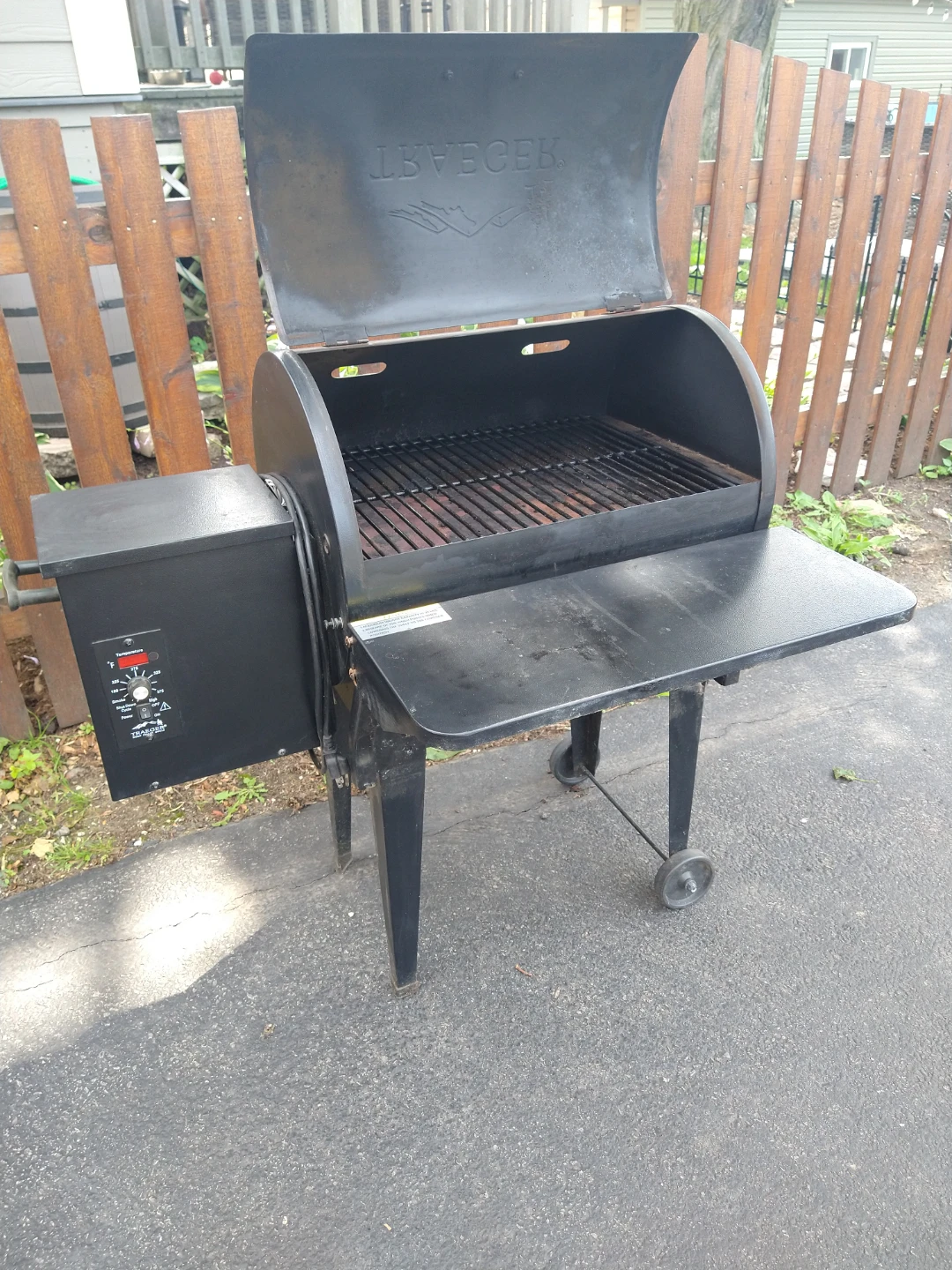 Traeger Jr. Elite Electric Wood Pellet Smoker/ Grill w/ Cover - photo 4