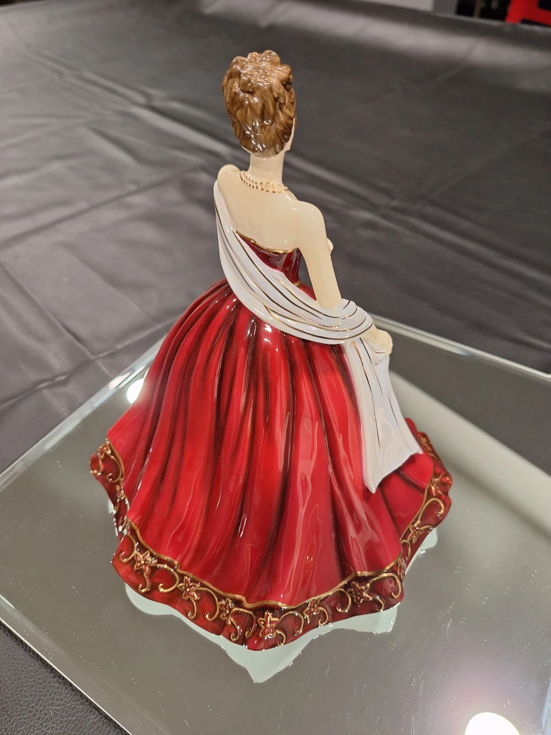 Royal Doulton Holiday Greetings Figurine - photo 2