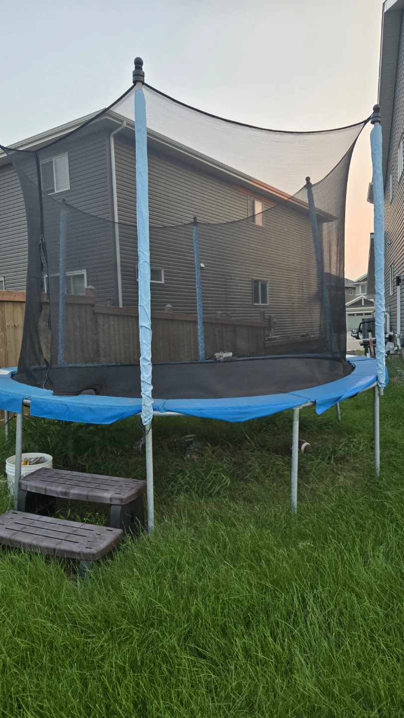 Trampoline with Safety Net