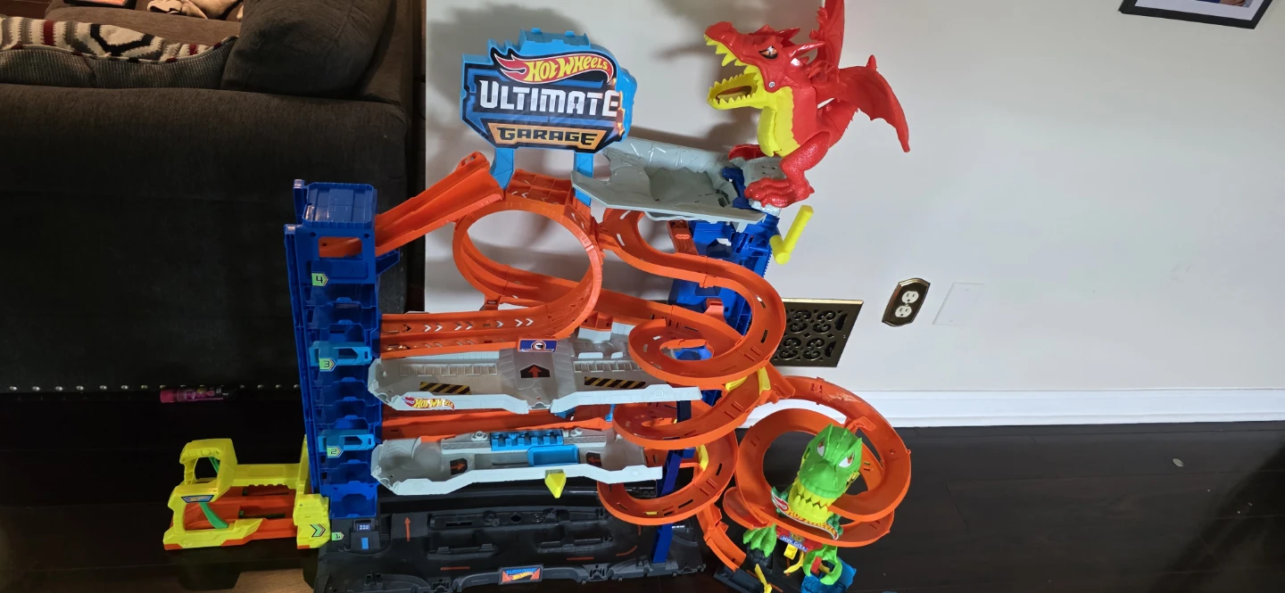 Hot Wheels Ultimate Garage Playset with Dragon