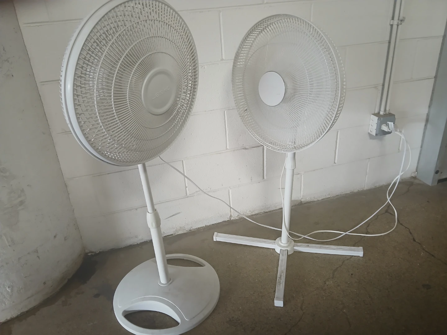 2 fans good conditio 2 for 30