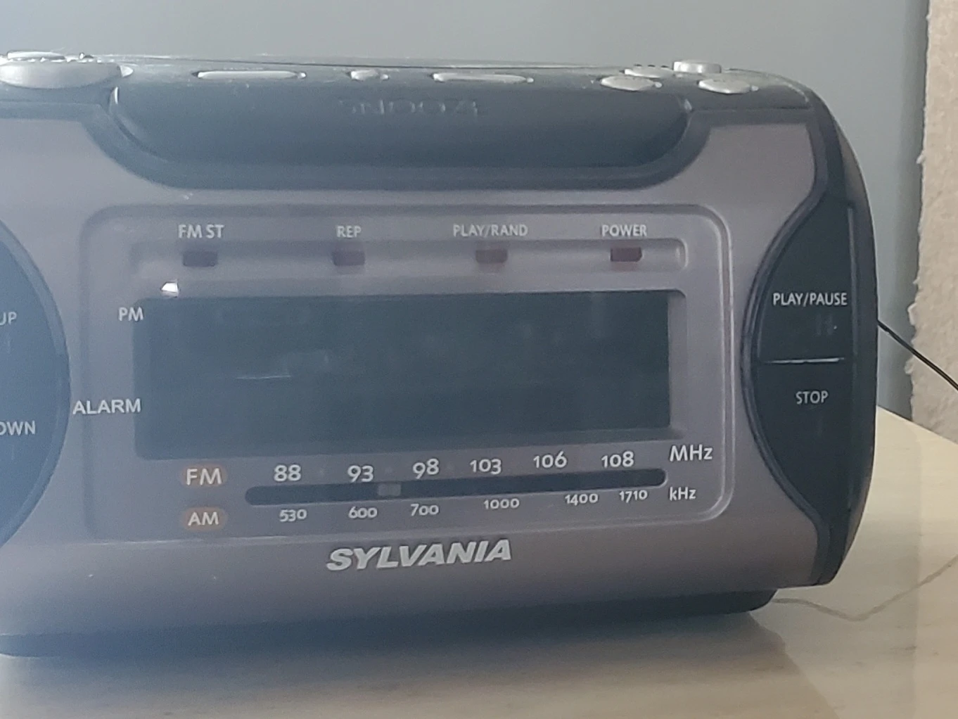 Sylvania AM/FM Stereo CD Clock Radio - photo 3