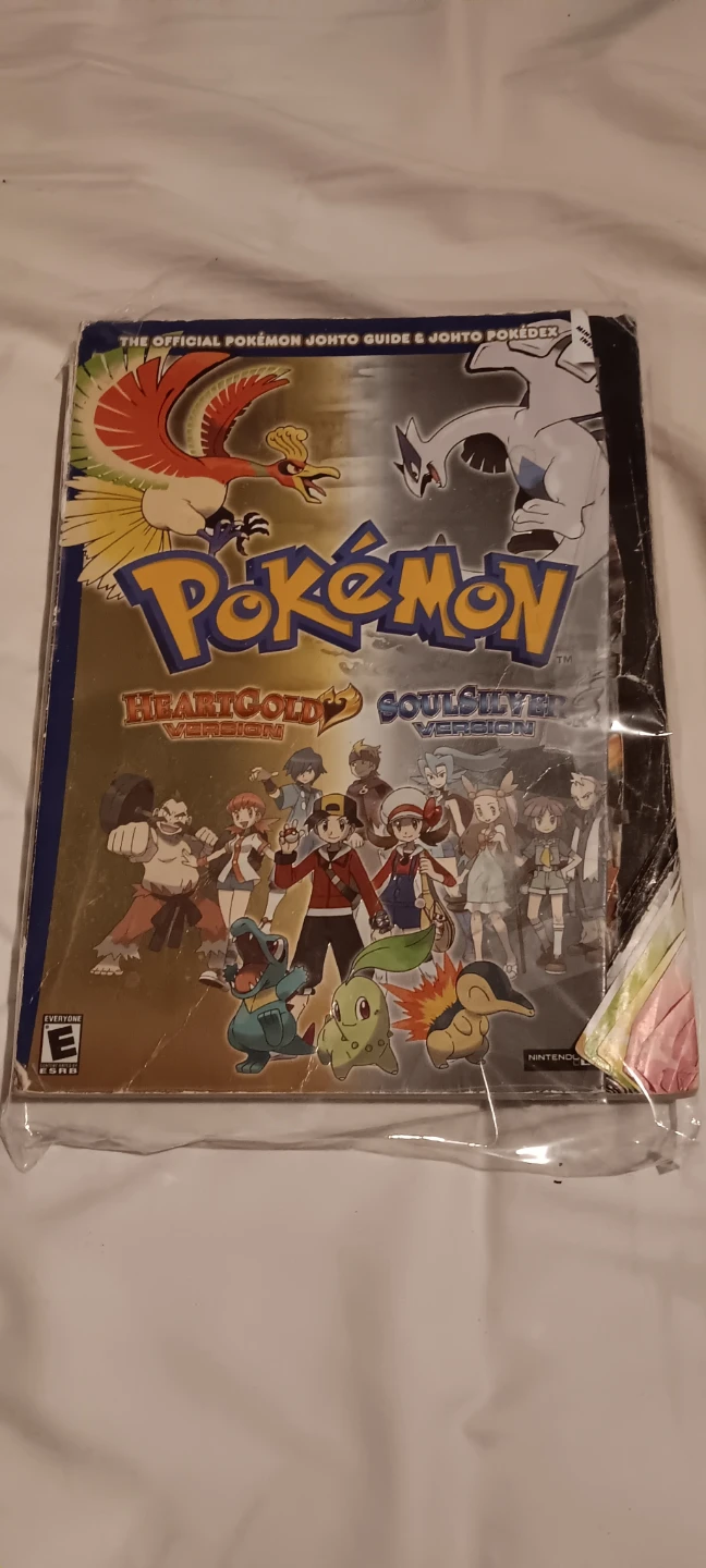 Pokémon Guide & Pokédex: HeartGold & SoulSilver- DAMAGED