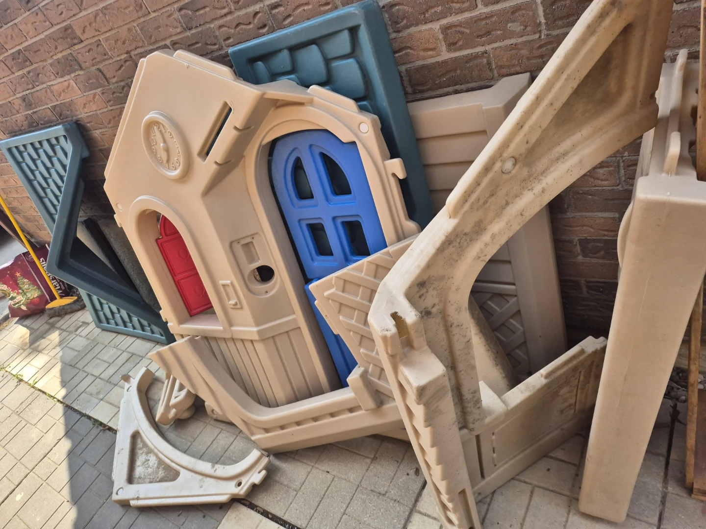Kids play house