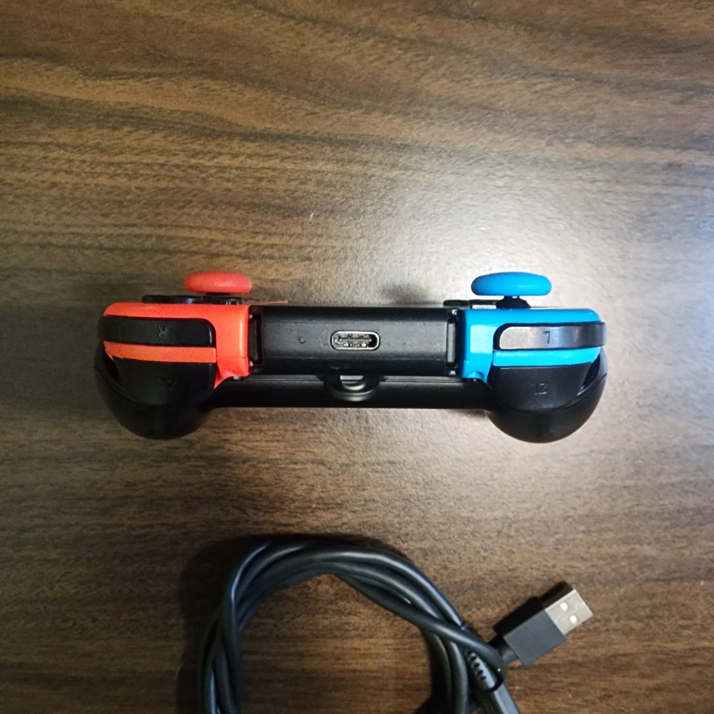 Joy cons with charger grip and connection cable. - photo 2