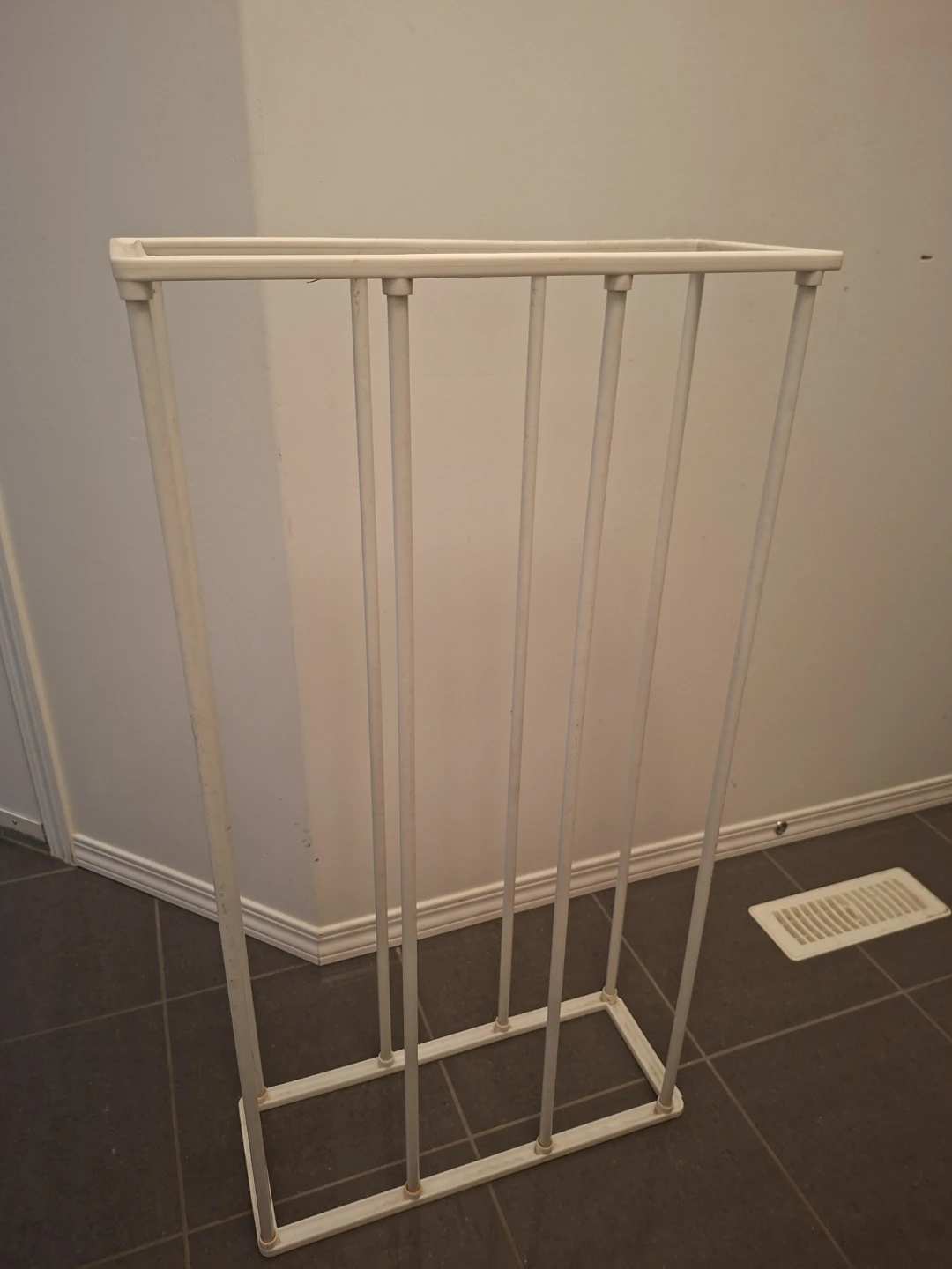 White Metal Magazine Rack/Stand