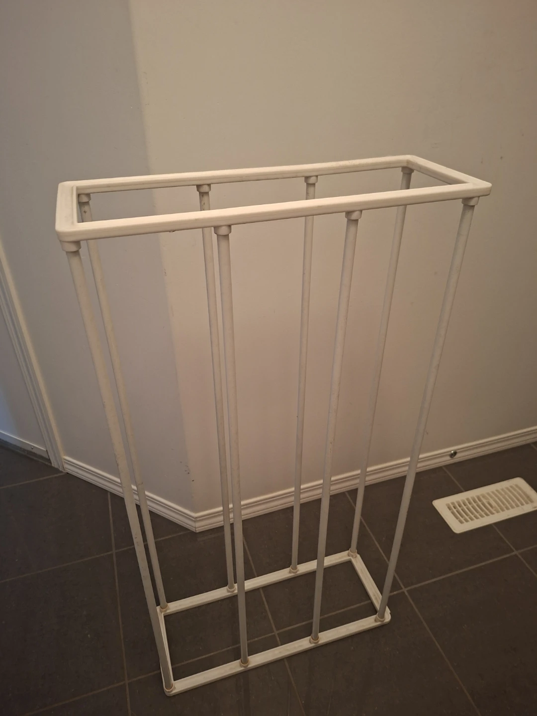 White Metal Magazine Rack/Stand - photo 2