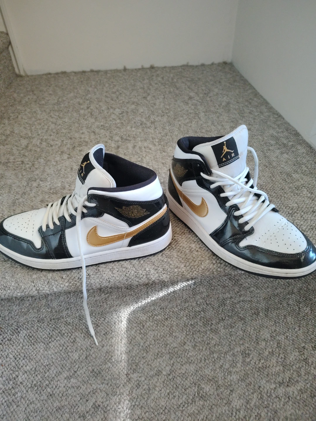 Air Jordan 1 Mid SE 'Light Smoke Grey Gold' - photo 2