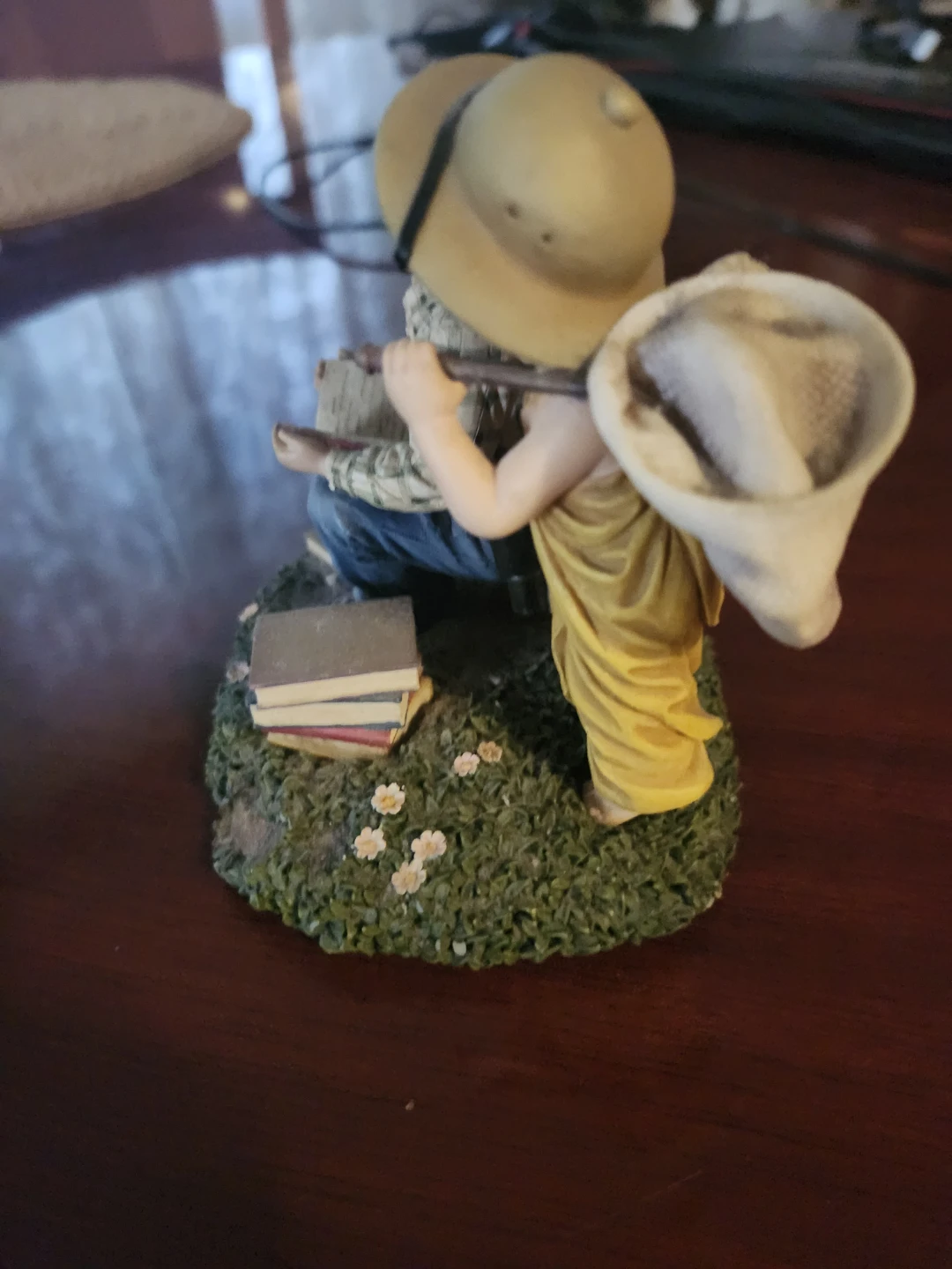 Figurine of two children reading and exploring - photo 2
