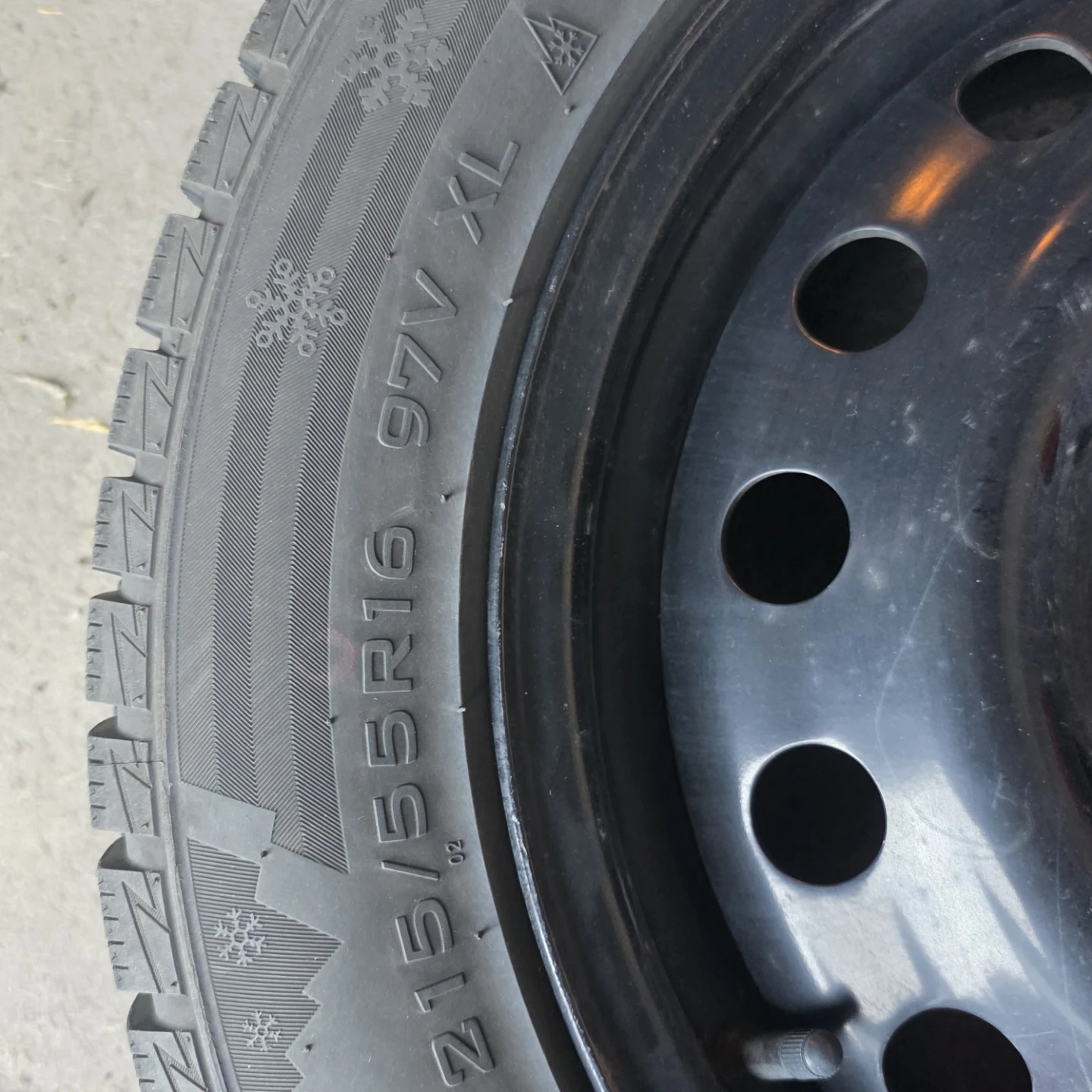 Winter HD687 Tires with Rims - 215/55R16 - photo 2