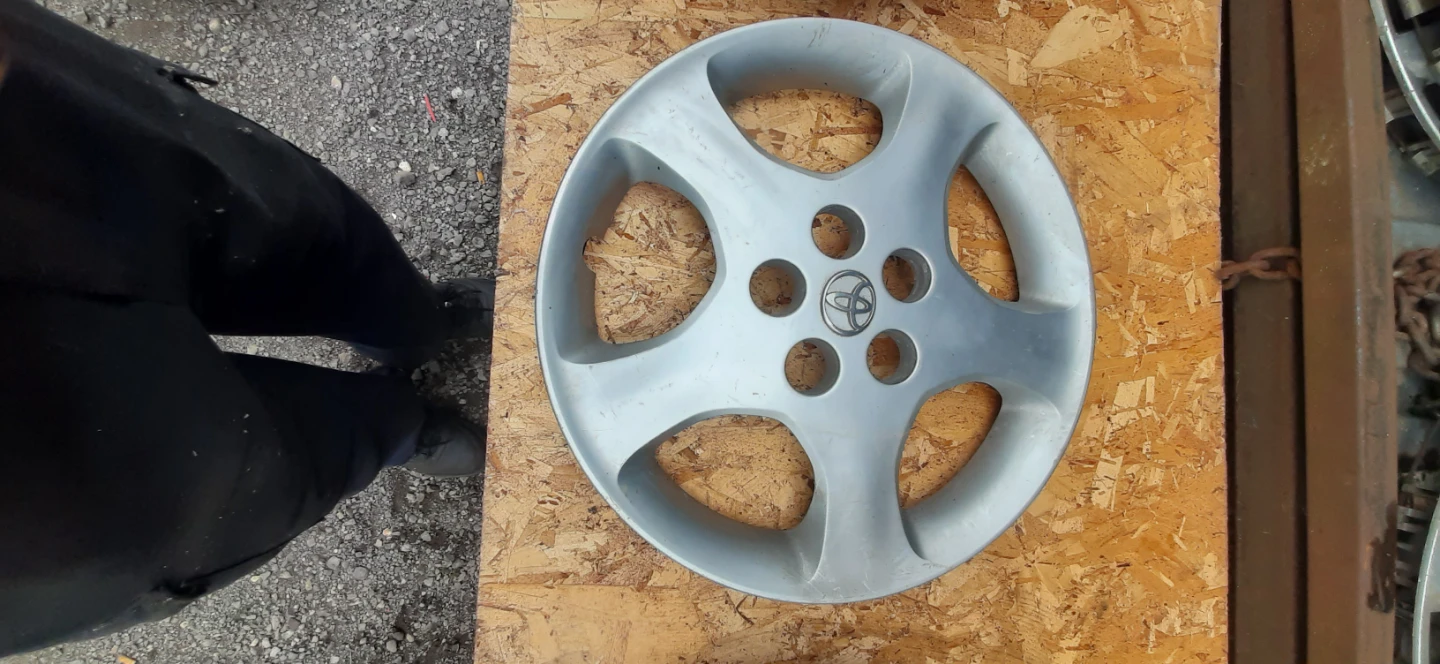 Toyota Corolla hubcaps - photo 4