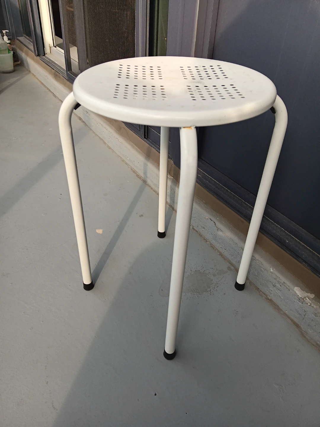 Moving Out sale- White Round Side Table Stool - photo 2