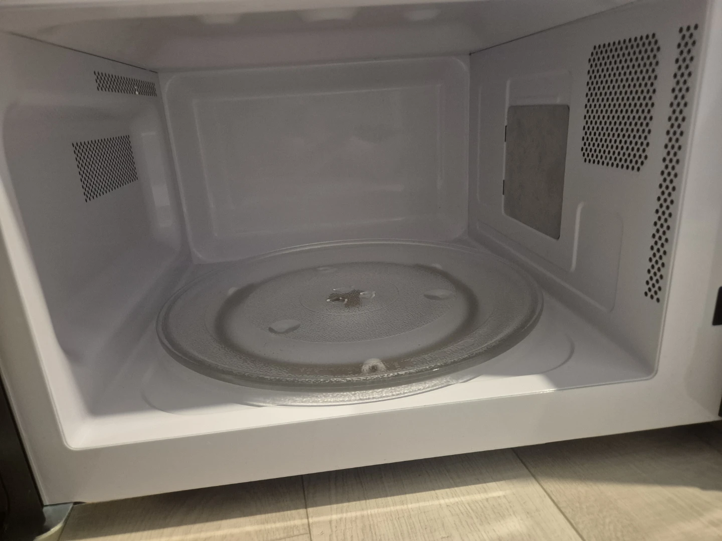 Hamilton  Microwave - photo 2