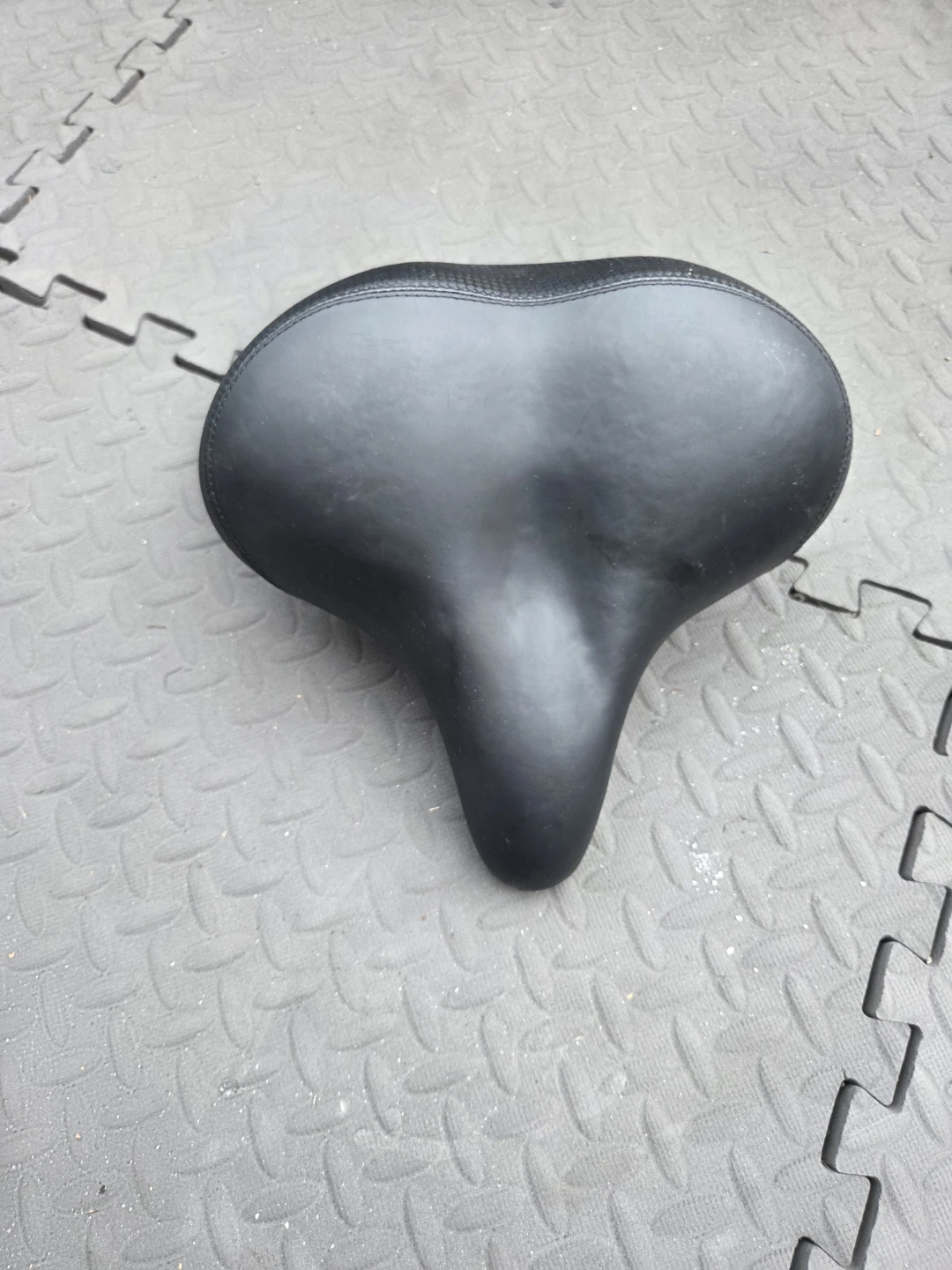 Black Comfort Bicycle Seat