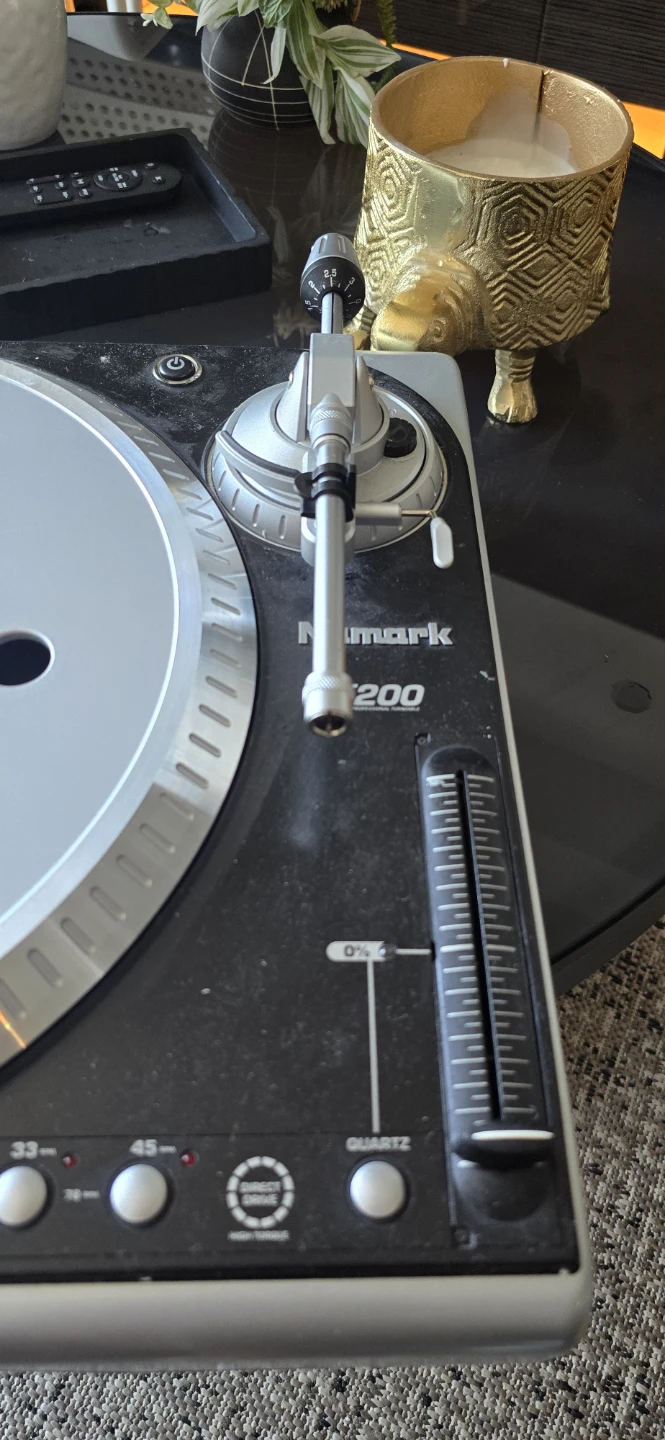 Numark TT200 Turntable - photo 2