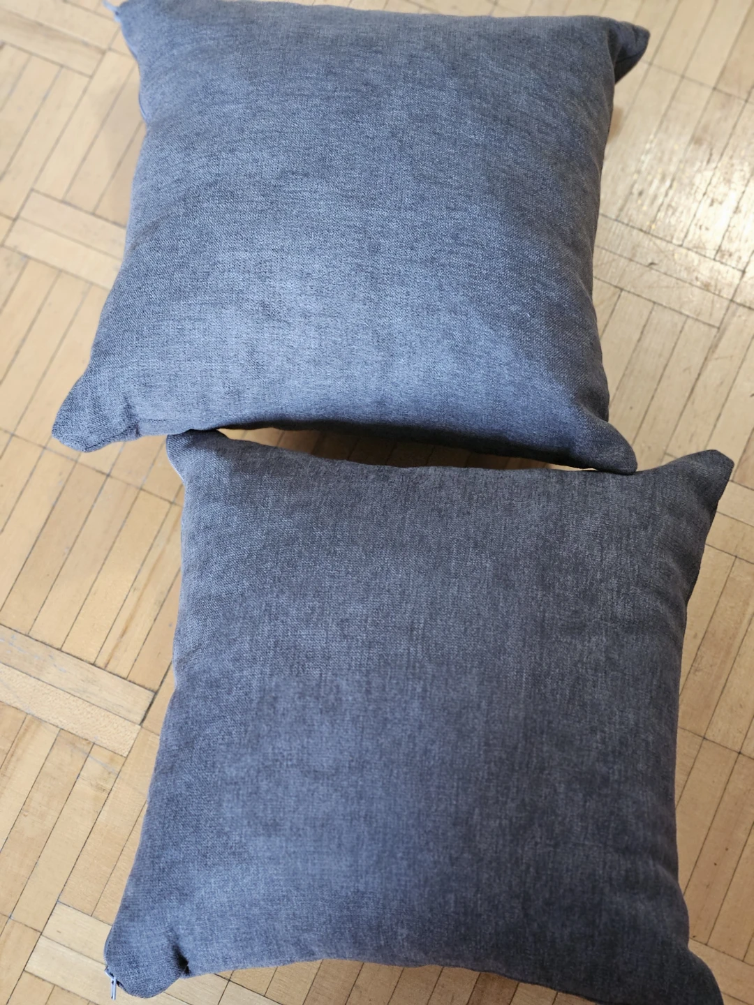 2 Grey Throw Pillows - photo 2