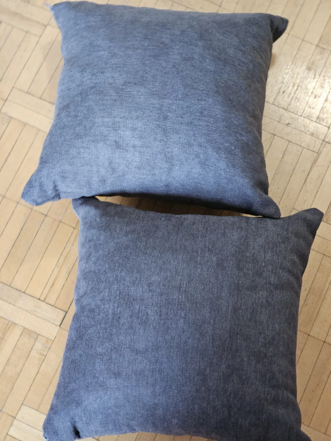 2 Grey Throw Pillows - photo 3