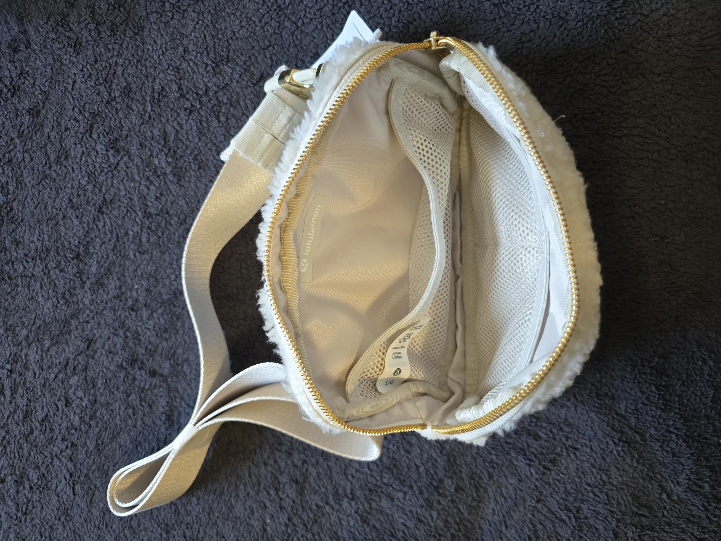 EVERYWHERE FLEECE BELT BAG *BRAND NEW* - photo 3