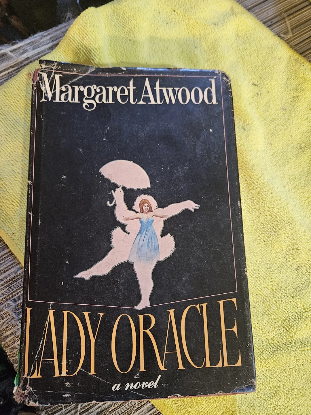 Lady Oracle by Margaret Atwood Novel - photo 2