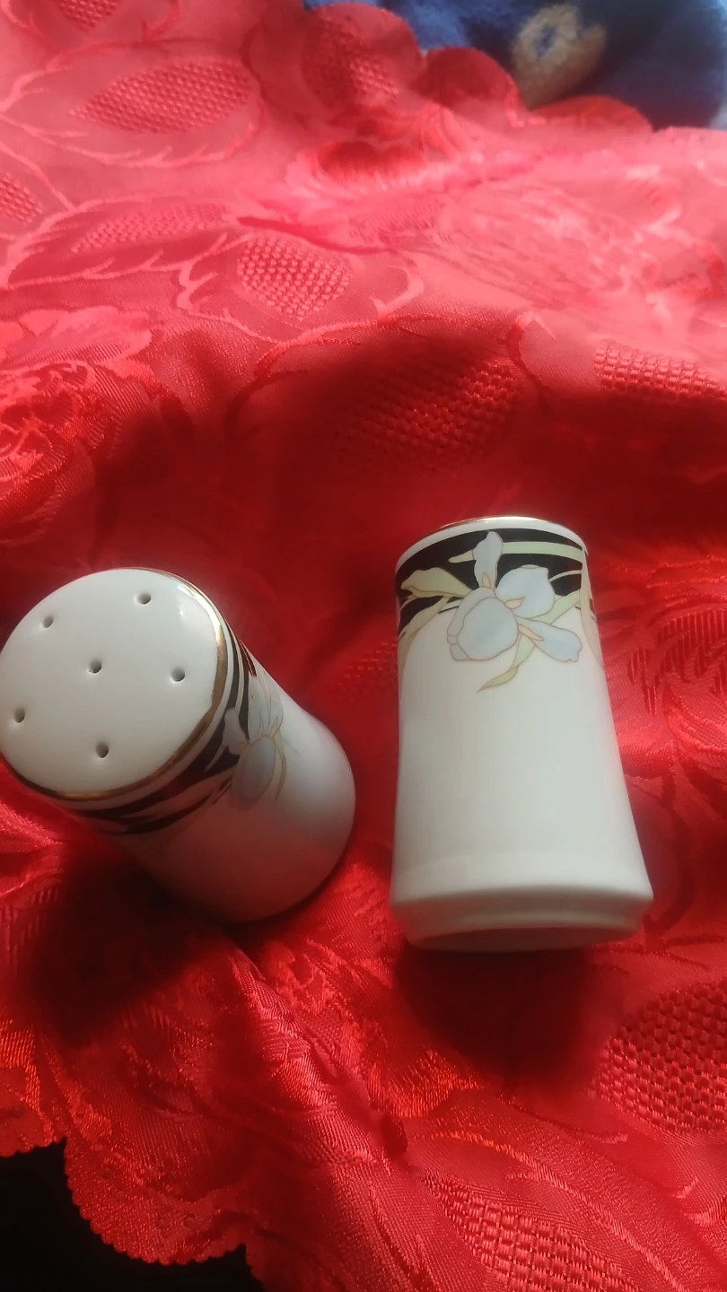Salt and Pepper Shakers Set - photo 2
