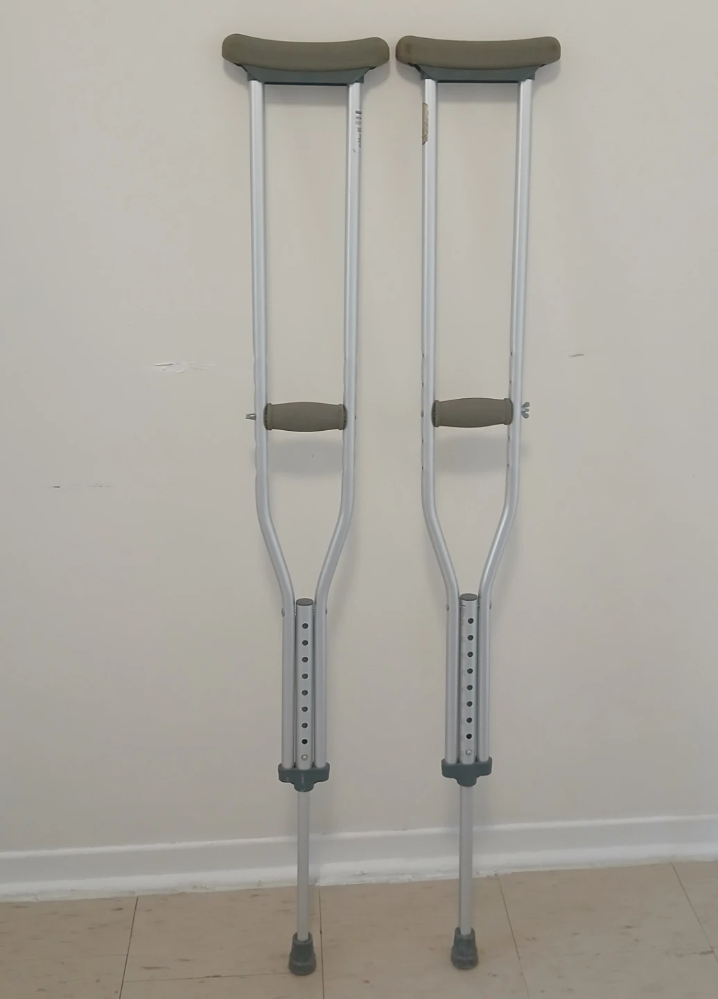 Adjustable Aluminum Crutches