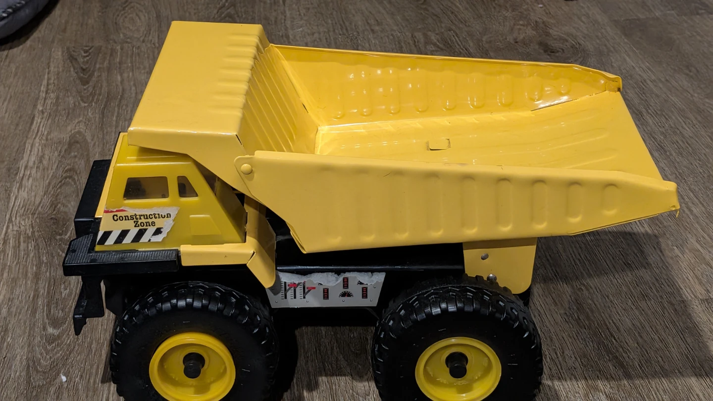 Yellow Muscle Machine 700 series dump truck