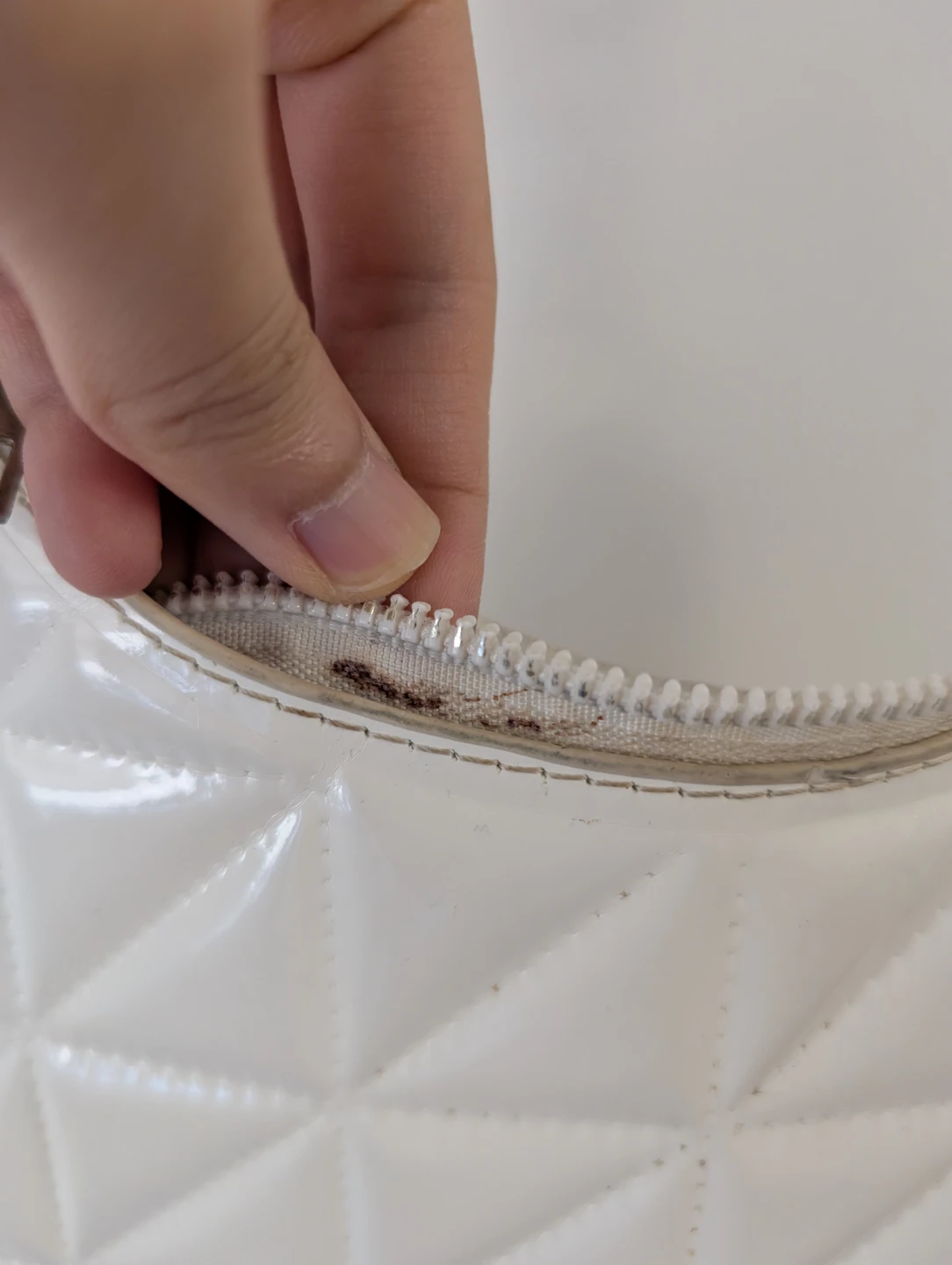 White Quilted Patent Shoulder bag Handbag stains not visible - photo 2