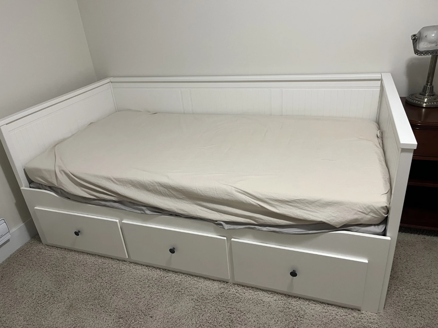 White Daybed that extends