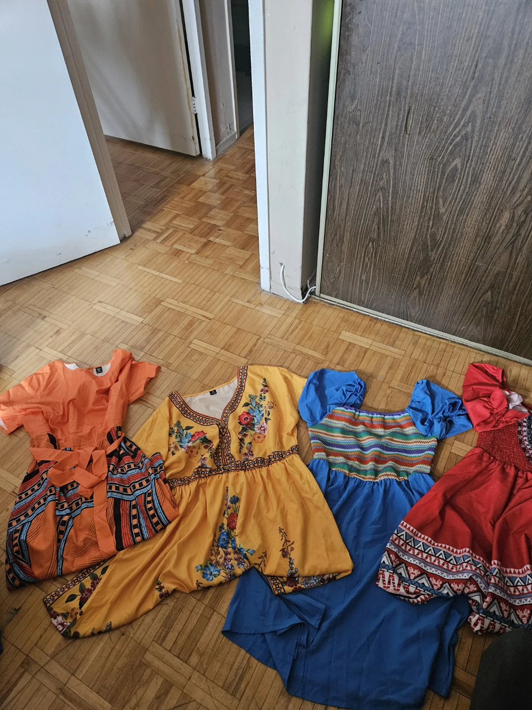 Set of 4 Women's Dresses - photo 3