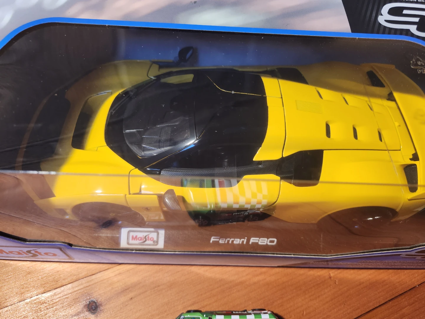 Ferrari F80 Diecast Car - brand new - photo 3