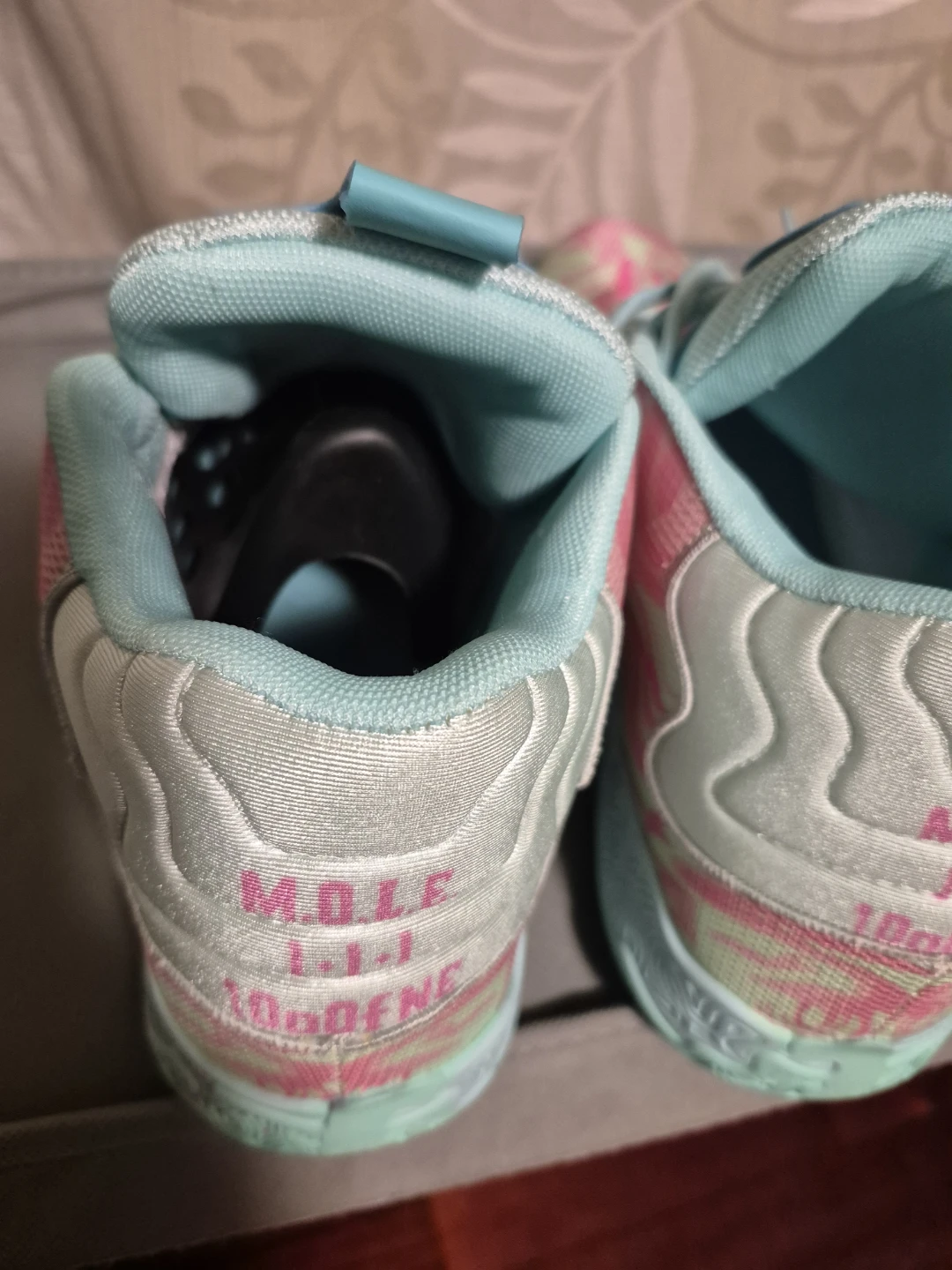 Unisex running shoes in size 8.5. - photo 2