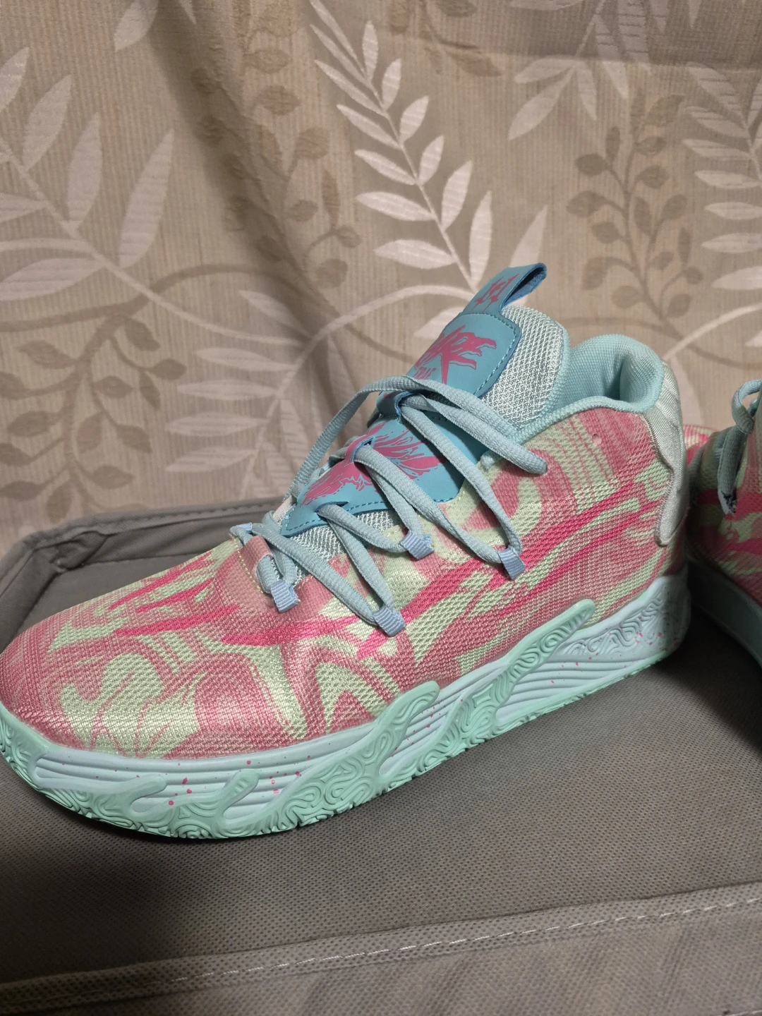 Unisex running shoes in size 8.5. - photo 4