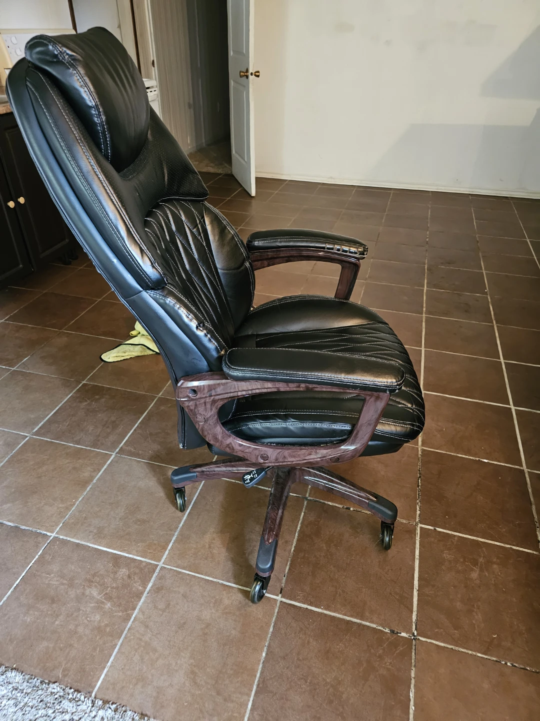 OFFICE LEATHER ADJUSTABLE CHAIR PICK UP - photo 3